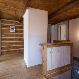 horni chodba v roubene chalupe